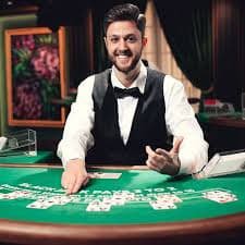 Live Sic Bo Dadu table with three dice and betting layout